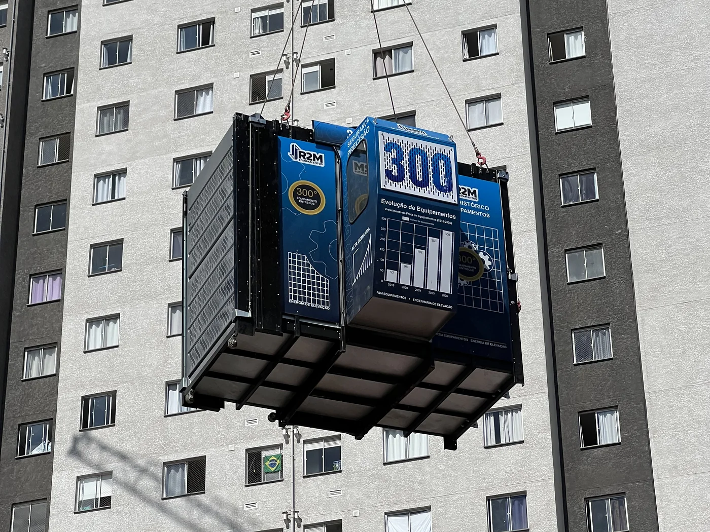 Cabine do Elevador de Cremalheira da R2M sendo içada na fachada do edifício
